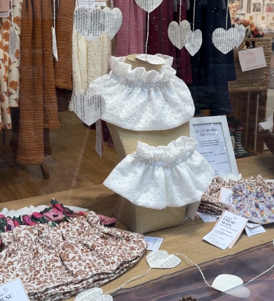 vitrine avec cols amovibles cousus main